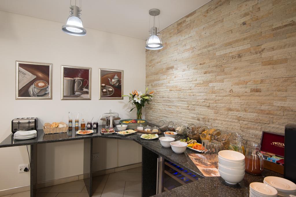 Montebello Guesthouse Виндхук Экстерьер фото
